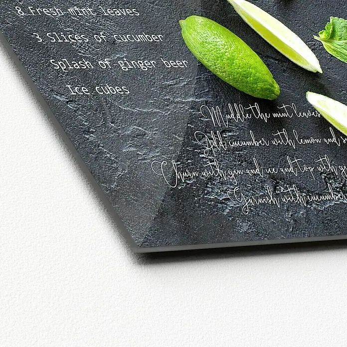 ProArt Glasbild - Limette, B x H: 20 x 20 cm - Eine Nahaufnahme einer Platte mit Zutaten und Rezept für einen erfrischenden Cocktail, perfekt für den Sommer.