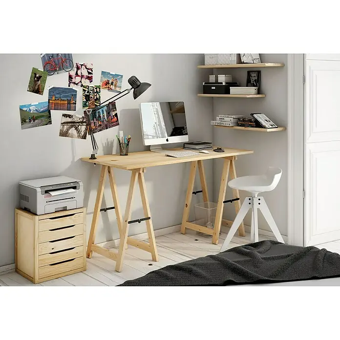 Astigarraga Caballete plegable de madera plegable - Peso máximo admitido: 400 kg, Altura: 75 cm, Pino - Un espacio de trabajo minimalista con un escritorio de madera, una silla blanca y una impresora sobre un armario de madera. Un ambiente inspirador.