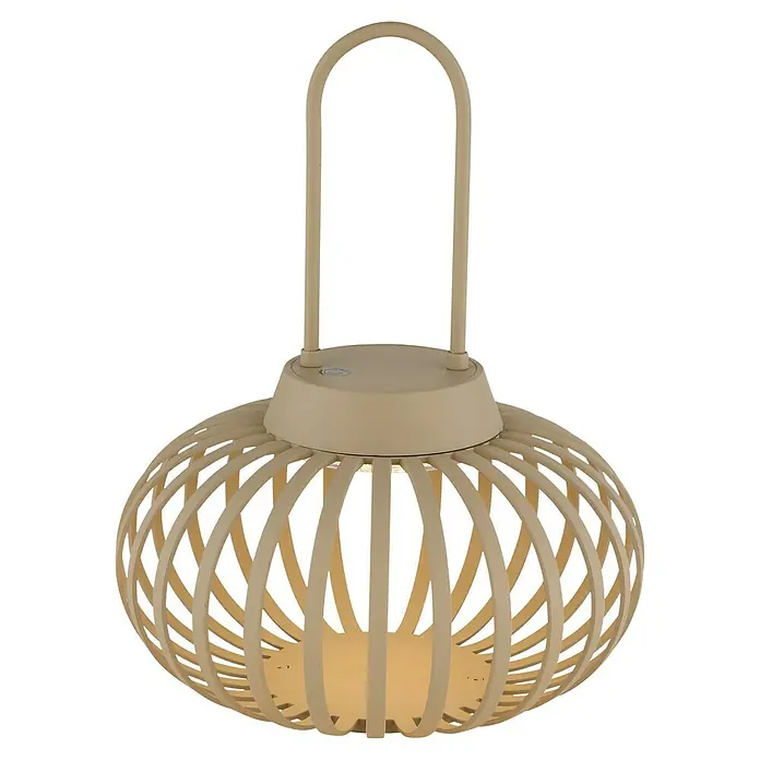Globo Akku-Tischleuchte - Sandfarben, Warmweiß, Ø x H: 20,5 x 25,5 cm - Nahaufnahme einer eleganten Laterne mit beigem Holzrahmen und Griff, die warmes Licht ausstrahlt. Ideal für gemütliche Abende im Freien.
