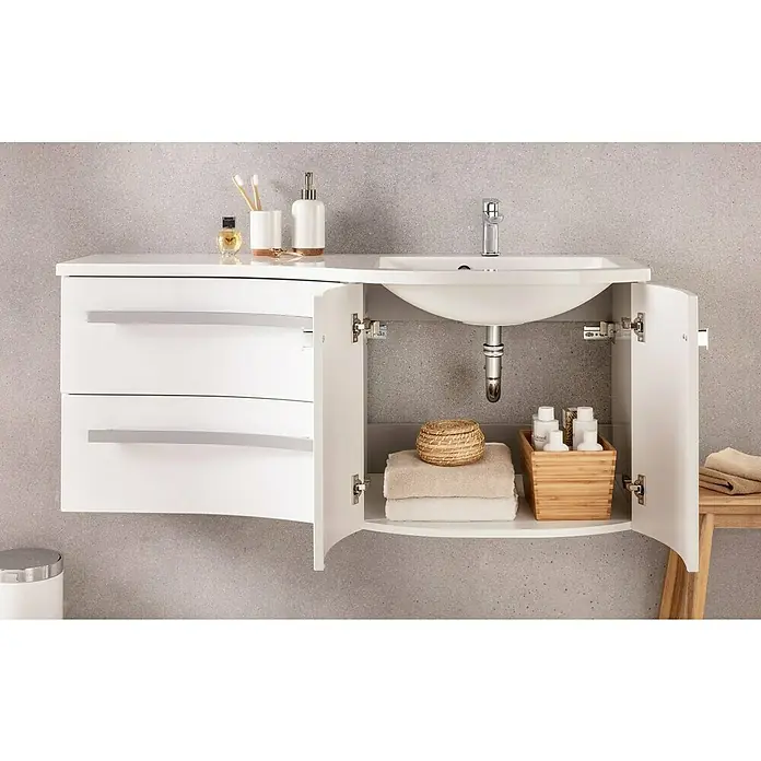 Camargue Wave Einbauwaschbecken - 120 x 55 cm, Weiß, DIN Anschlag: Rechts - Badezimmerunterschrank in Weiß mit Waschbecken, offenen Türen und Badutensilien für ein stilvolles Badezimmerambiente.