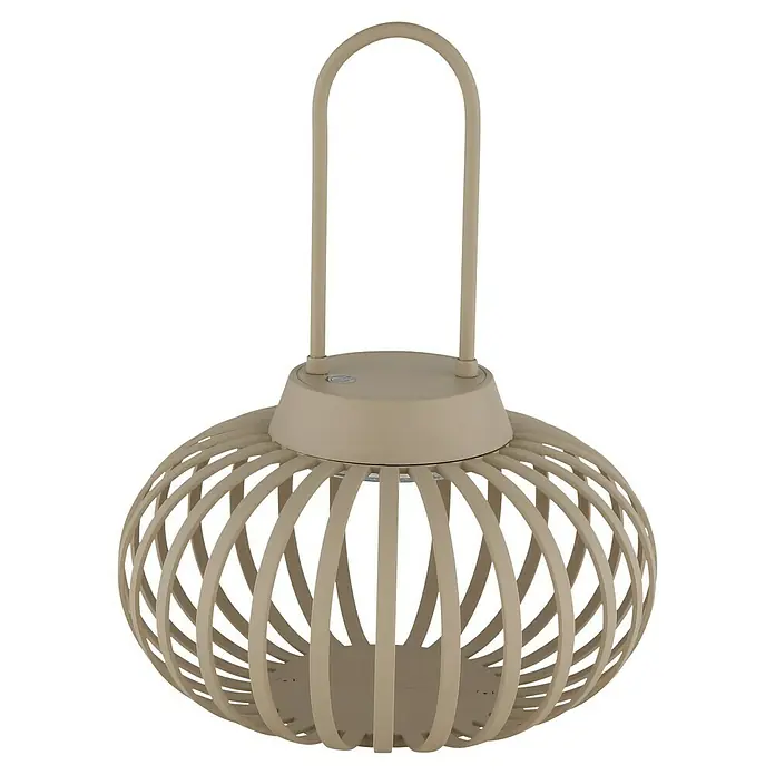 Globo Akku-Tischleuchte - Sandfarben, Warmweiß, Ø x H: 20,5 x 25,5 cm - Nahaufnahme einer beigen Laterne mit einem Metallgestell und einem U-förmigen Griff vor einem schwarzen Hintergrund.
