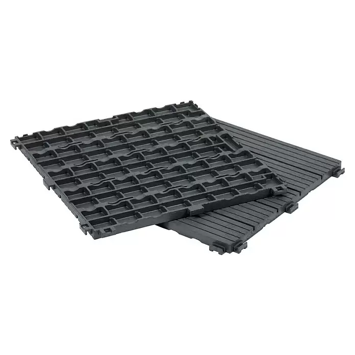 Klickfliese Cosmopolitan - Kunststoff, 45 x 45 x 2,5 cm, Stahlgrau, 1 Stk. - Zwei dunkelgraue modulare Gitterplatten, übereinander gestapelt, mit gemusterten und gerippten Oberflächen.