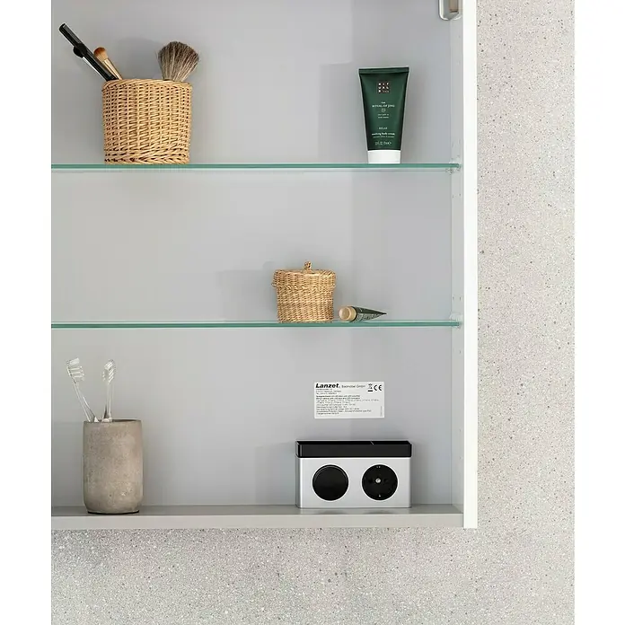 Badmöbel-Set MO60D3 - Gesamtbreite Badmöbel: 60 cm, Dark Oak, Matt, DIN Anschlag: Links - Badezimmerschrank mit Glasböden, gefüllt mit Beauty-Artikeln und einem Lautsprecher. Praktische Aufbewahrung im Bad.