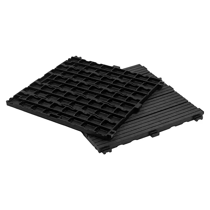 Klickfliese Cosmopolitan - Kunststoff, 30 x 30 x 1,5 cm, Stahlgrau, 6 Stk. - Zwei schwarze, ineinandergreifende Kunststoff-Terrassenplatten, eine mit Gitterstruktur, die andere gerillt.