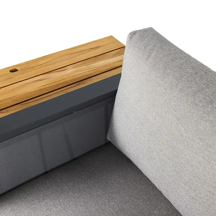 Kactus republic Conjunto de muebles Mónaco - 5 pzs., Aluminio/Teca, Antracita - Primer plano de un sofá moderno de exterior con reposabrazos de madera y tapicería gris, destacando su diseño de alta calidad y confort.