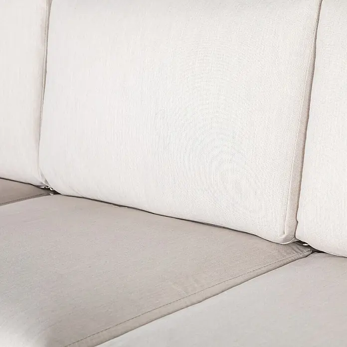 Kactus republic Conjunto de muebles Onix - 4 pzs., Aluminio/Ratán sintético, Blanco - Primer plano de un sofá moderno con cojines y asientos de colores claros y textura, que combinan confort y estilo.