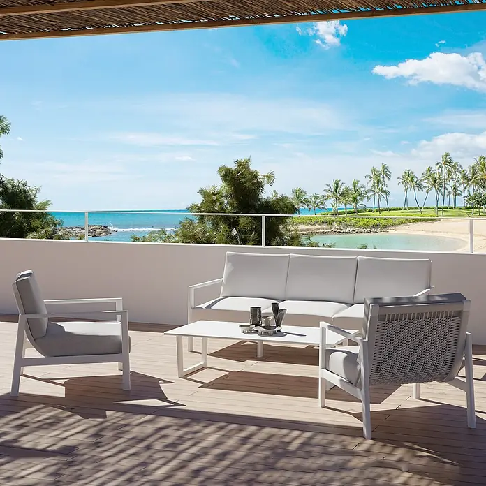 Kactus republic Conjunto de muebles Onix - 4 pzs., Aluminio/Ratán sintético, Blanco - Elegantes muebles de patio blancos con sofá, sillones y mesa en una terraza de madera con vistas al océano.