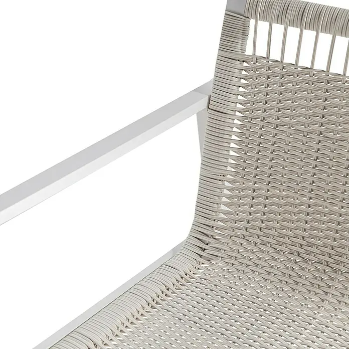 Kactus republic Conjunto de muebles Onix - 4 pzs., Aluminio/Ratán sintético, Blanco - Primer plano de una silla con estructura blanca y asiento tejido. La silla tiene un diseño moderno.