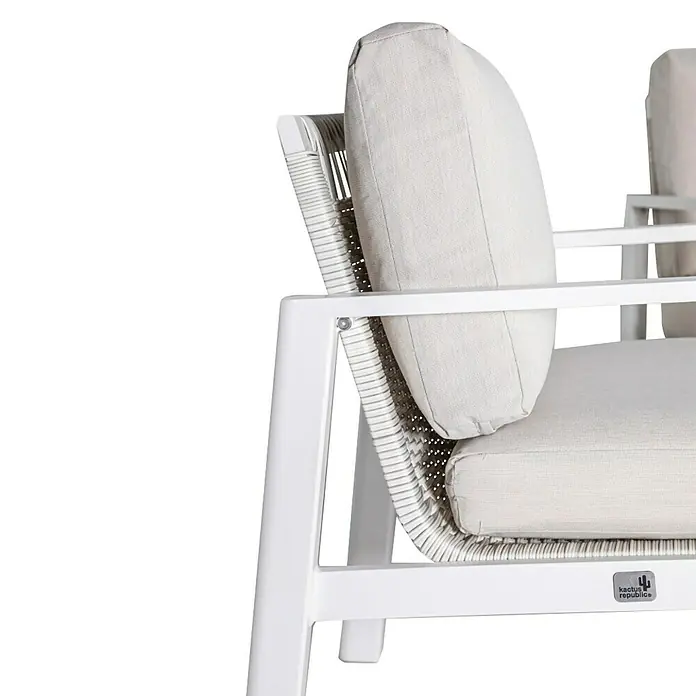 Kactus republic Conjunto de muebles Onix - 4 pzs., Aluminio/Ratán sintético, Blanco - Primer plano de una silla Kactus Republic con estructura blanca y cojines beige, que ofrece comodidad y estilo para uso exterior.