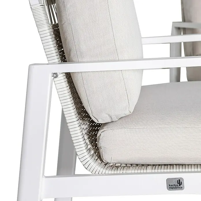 Kactus republic Conjunto de muebles Onix - 4 pzs., Aluminio/Ratán sintético, Blanco - Primer plano de una silla blanca Kactus Republic con cojines beige, que combina comodidad y estilo para exteriores.