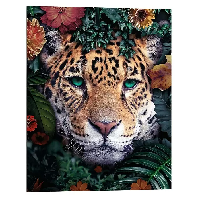 Reinders Decopanel - Wildlife Flowers, B x H: 40 x 50 cm - Nahaufnahme eines Jaguars mit leuchtend grünen Augen, umgeben von dichtem Grün und bunten Blumen.