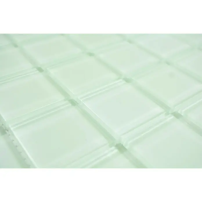 Mosaikfliese Quadrat Crystal XCM 8SE29F - 30 x 30 cm, Blau, Glänzend - Nahaufnahme eines Blatts aus weißen Glasmosaikfliesen, ideal für Badezimmer- oder Küchenrückwände, die ein elegantes und sauberes Aussehen verleihen.