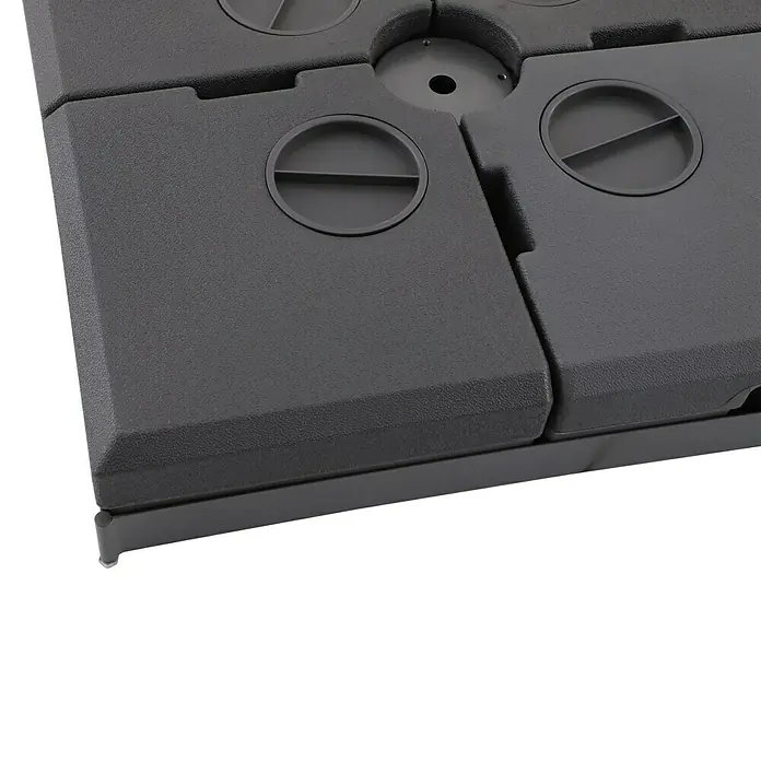 Sunfun Base de parasol Calandra - 85 x 85 cm, Negro - Primer plano de un panel de suelo modular gris con depresiones redondas empotradas. Ideal para patios y áreas al aire libre.