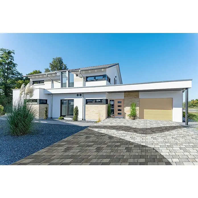 EHL Pflasterstein Top Drän - Muschelcreme, 30 x 15 x 6 cm, Rechteckig - Ansicht eines modernen Hauses mit einer eleganten Einfahrt und einem gepflegten Garten, der das architektonische Design hervorhebt.