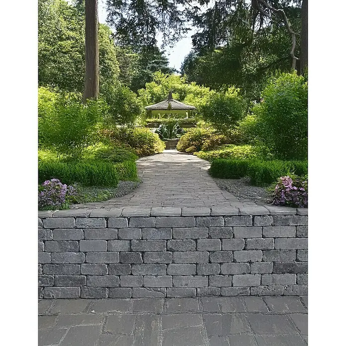 EHL Mauerstein Times Antik M - 30 x 20 x 7 cm, Anthrazit, Beton - Ein malerischer Gartenweg führt zu einem Pavillon, umgeben von üppigem Grün und einer kunstvollen Steinmauer, die einen friedvollen Rückzugsort bildet.
