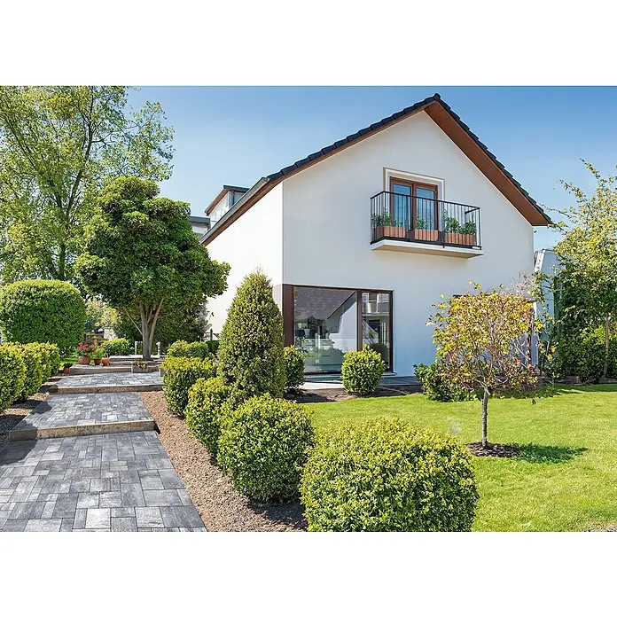 EHL Pflasterstein Fortaleza - Weiß/Anthrazit, Gesamtstückzahl: 27 Stk., Rechteckig - Eine malerische Ansicht eines zweistöckigen Hauses mit einem gepflegten Garten, der die natürliche Schönheit der Immobilie hervorhebt.