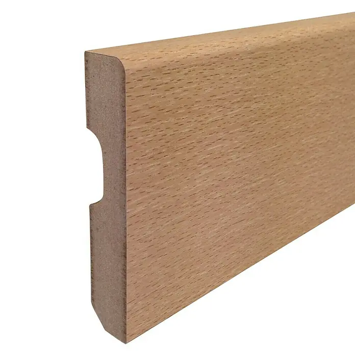 Rufete Rodapié de melamina - 224 cm x 14 mm x 80 mm, MDF, Haya claro - Primer plano de un rodapié de madera con borde redondeado y canalización de cables en la parte trasera sobre un fondo negro.