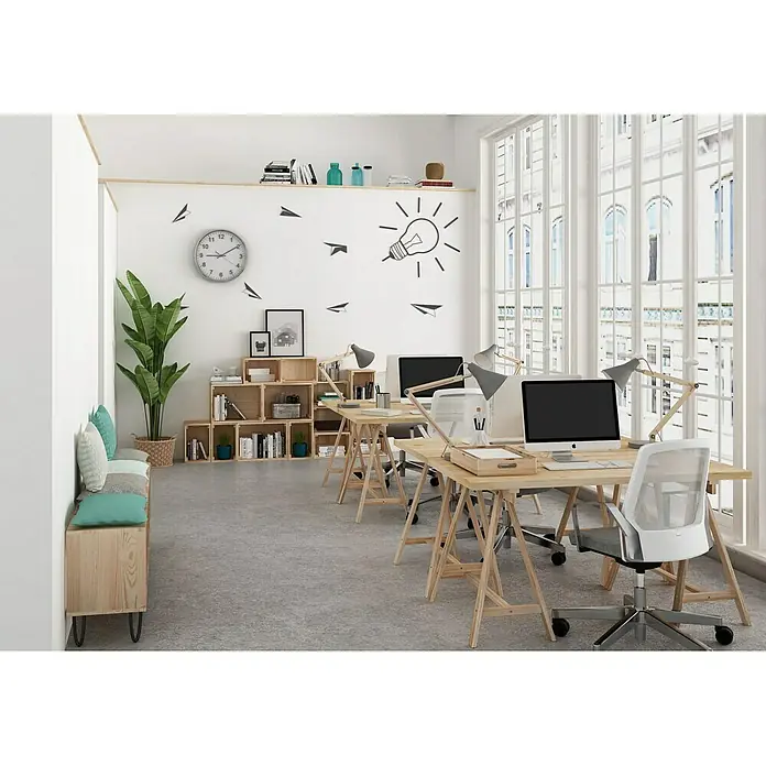 Astigarraga Holzbock Deco - Tragkraft: 400 kg, Höhe: 72 cm, Kiefer, Natur - Ein helles Büro mit minimalistischem Design, ausgestattet mit Holzschreibtischen, modernen Stühlen und großen Fenstern, die viel Licht hereinlassen.