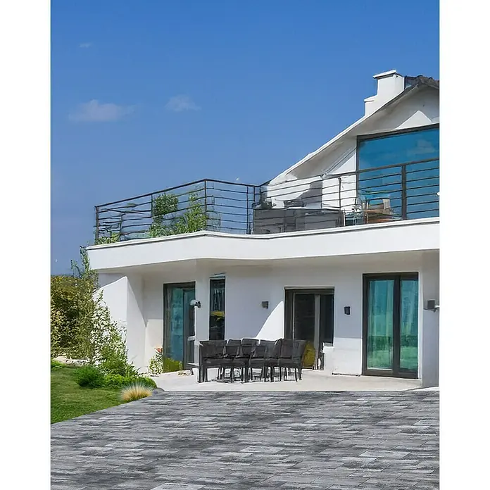 EHL Terrassenplatte Olinda - 40 x 20 x 4 cm, Grau/Anthrazit, Beton - Eine moderne Hausfassade mit grauen Pflastersteinen, die einen stilvollen Außenbereich schaffen.