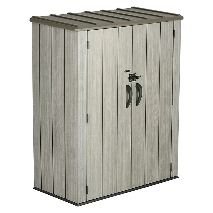 Lifetime Geräteschrank - Außenbreite inkl. Dachüberstand: 136 cm, Außentiefe inkl. Dachüberstand: 70 cm, Kunststoff, Dunkelgrau - Ein grauer Lifetime-Lagerschuppen mit zwei Türen und einem abschließbaren Riegel, ideal zur Aufbewahrung im Außenbereich.