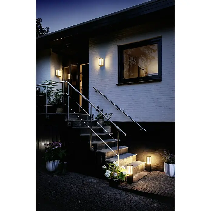 Philips Hue LED-Außenwandleuchte Impress - 8 W, 11,7 x 19 x 24 cm, Schwarz, IP44 - Beleuchtete Außentreppe mit Wand- und Bodenleuchten, die eine gemütliche Atmosphäre schaffen. Das Design ist modern und einladend.