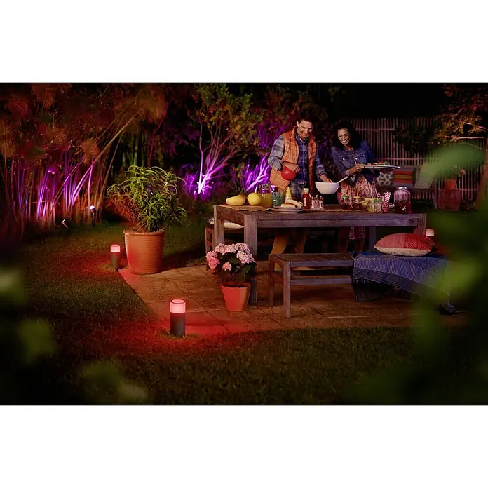 Philips Hue Außensockelleuchte Calla Erweiterung - 8 W, Farbe Gehäuse: Schwarz, RGBW, 10,4 x 10,4 x 25,2 cm, Mit Leuchtmittel - Eine lebendige Gartenparty im Freien mit intelligenten Philips Hue-Gartenleuchten, die die Szene mit lebendigen Farben erhellen.