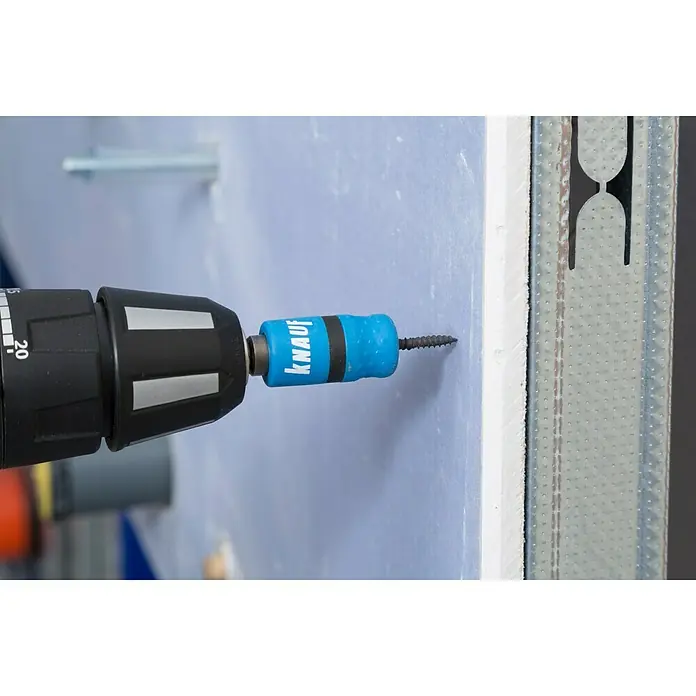 Knauf Schraubvorsatz - HK11 - Nahaufnahme eines Akku-Bohrers mit Knauf-Aufsatz, der eine Schraube in eine Trockenbauwand schraubt. Ideal für Bau- und Renovierungsprojekte.