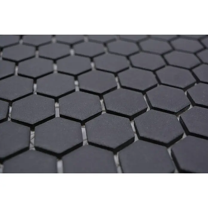 Mosaikfliese Hexagon Uni HX AT29 - 26 x 30 cm, Schwarz, Matt - Nahaufnahme von schwarzen, sechseckigen Mosaikfliesen, die ein modernes und geometrisches Muster bilden.