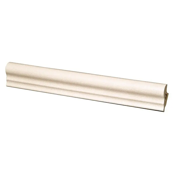 Perfil de acabado para peldaño T210 - Blanco - Primer plano de una cenefa de cerámica beige, ideal para baños o cocinas, que aporta un toque elegante.