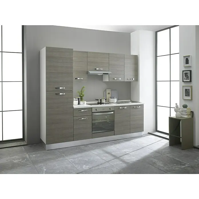 Marinelli Cucine Vormontierte Küchenzeile Rita - Breite: 240 cm, Eiche Grau, Mit Elektrogeräten - Das Bild zeigt eine moderne Küche mit grauen Holzfronten, weißen Arbeitsplatten und großen Fenstern, die viel Tageslicht hereinlassen.