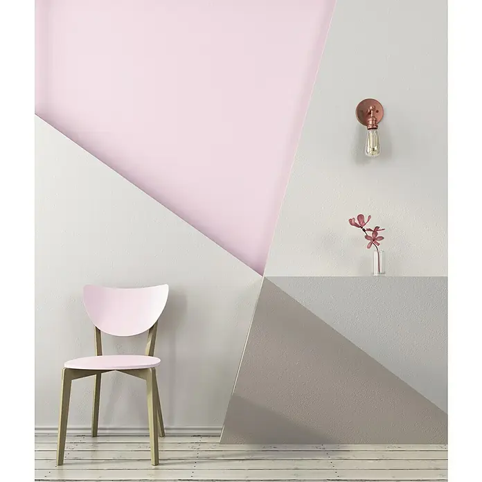 SCHÖNER WOHNEN-Farbe Mix Latexfarbe Latexweiß zum Mischen lassen - Basismischfarbe 1, Seidenglänzend, 10 l, Strukturbetonend - Ein stilvoller, hellrosa Stuhl mit Holzbeinen vor einer Wand mit geometrischen Farbmustern, die dem Raum eine moderne und künstlerische Note verleihen.