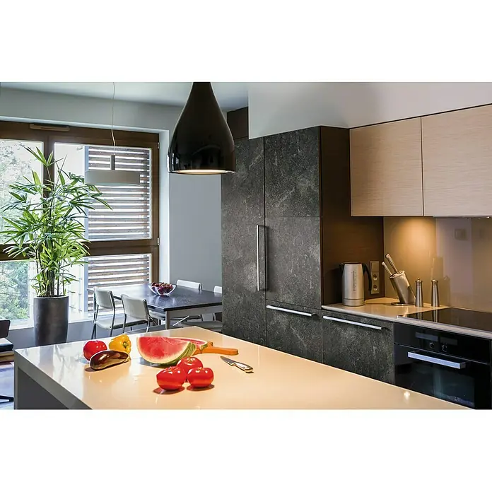 D-c-fix Dekore Klebefolie AvellinoSchwarz, L x B: 200 x 45 cm, Beton, Selbstklebend - Küche mit Kücheninsel, auf der sich ein paar Tomaten, eine Wassermelone und eine Paprika befinden. Moderne Küchengeräte im Hintergrund.