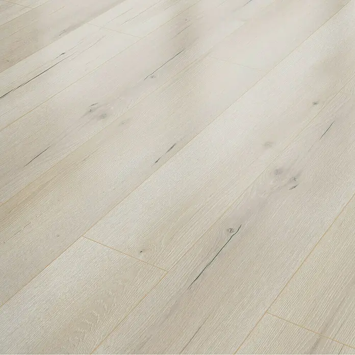 Classen Vinylbodenmuster GreenVinyl Sand-Eiche - 300 x 173 x 3,8 mm, Landhausdiele - Nahaufnahme eines hellen, modernen Laminatbodens mit subtiler Holzmaserung und eleganten Details. Ideal für ein stilvolles Zuhause.