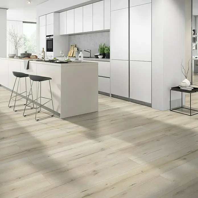 Classen Vinylbodenmuster GreenVinyl Sand-Eiche - 300 x 173 x 3,8 mm, Landhausdiele - Modernes Küchendesign mit hellen Holzböden, weißen Schränken und einer Kücheninsel mit Barhockern. Stilvolles und funktionales Interieur.