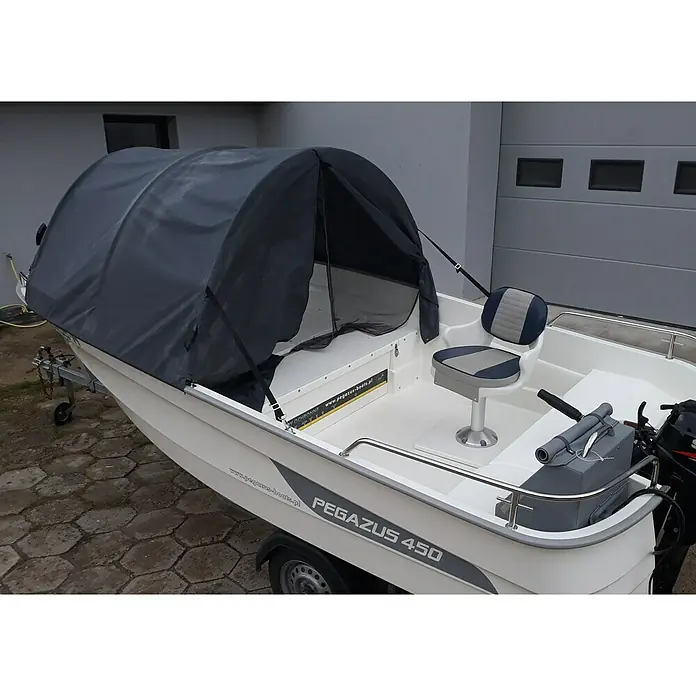 PEGAZUS Zelt - Passend für: Pegazus Boot GFK 450 - Ein weißes Pegasus 450 Boot mit einem grauen Verdeck, das auf einem Anhänger steht. Das Boot verfügt über einen Sitz und eine Motorhalterung.