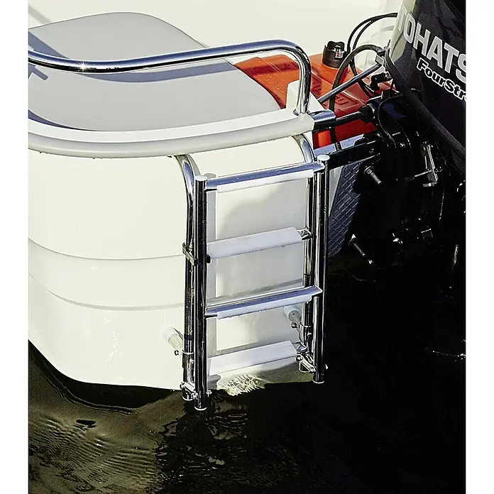 PEGAZUS Badeleiter - Passend für: Pegazus Boot GFK 450, Anzahl Stufen: 4 Stk., Edelstahl - Ein Boot mit einer Badeleiter aus Edelstahl, die ins Wasser führt, und einem Außenbordmotor von Tohatsu.