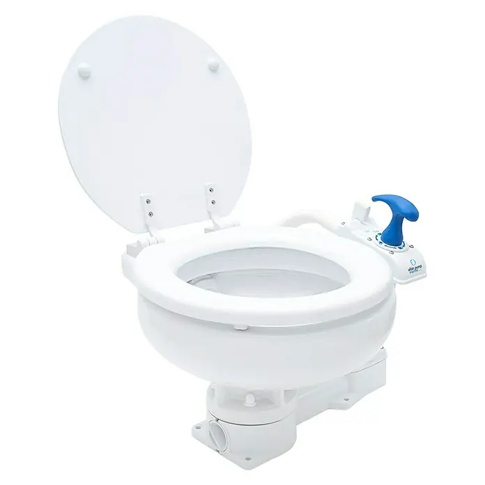 Albin Pump Bordtoilette Manuell Kompakt Low - L x B x H: 40 x 45 x 29 cm, Keramik - Weiße Marinetoilette mit offenem Deckel und blauen Details am Spülmechanismus für den maritimen Einsatz.