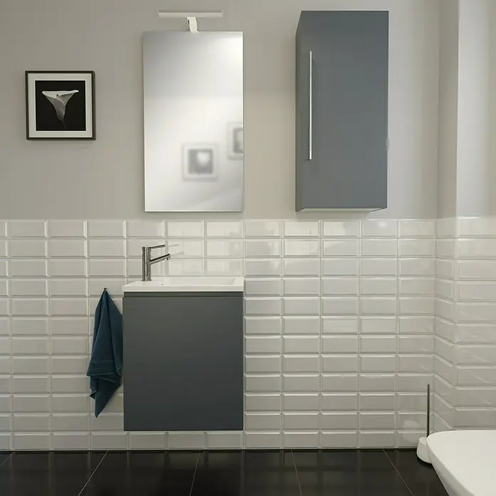 Camargue Espacio Badmöbel-Set H64 - 90 cm, Gama anthrazit matt - Ein stilvolles Badezimmer mit einem grauen Waschtischunterschrank, einem passenden Hängeschrank und einem modernen Spiegel für ein elegantes Ambiente.