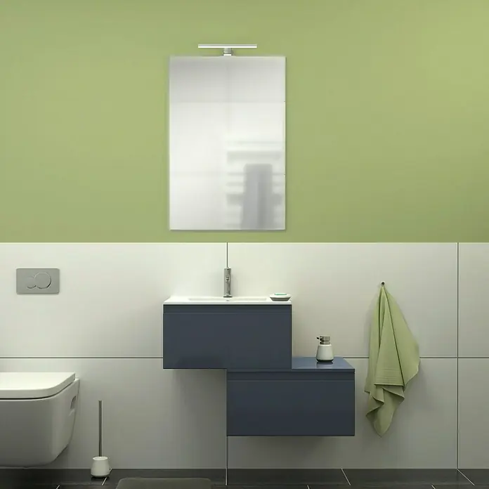 Camargue Espacio Badmöbel-Set G45 - 80 cm, Gama anthrazit glänzend - Ein modernes Badezimmer mit einem dunkelblauen Waschtischunterschrank, einem Spiegel und einer Toilette. Das Design ist minimalistisch gehalten.