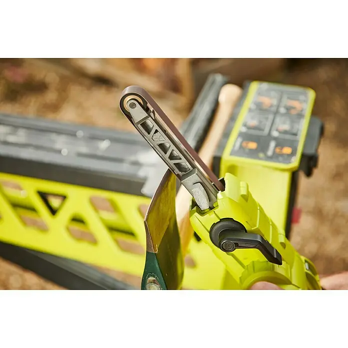 Ryobi ONE+ Maschinenpaket - Akku-Bandschleifer R18PF-0 + gratis Starter-Kit - Axtschärfer in Aktion: Das Elektrowerkzeug schärft präzise die Axtklinge für optimale Leistung bei Holzarbeiten.