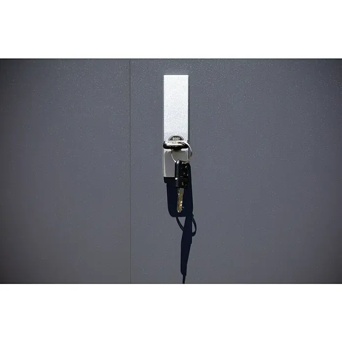 Trimetals Geräteschrank Guardian D63 - Außenbreite inkl. Dachüberstand: 176 cm, Außentiefe inkl. Dachüberstand: 89 cm, Stahl, Lichtgrau - Schlüsselbund hängt an einem silbernen Schlüsselhalter an einer grauen Tür. Der Schlüsselhalter trägt die Nummer 8057.