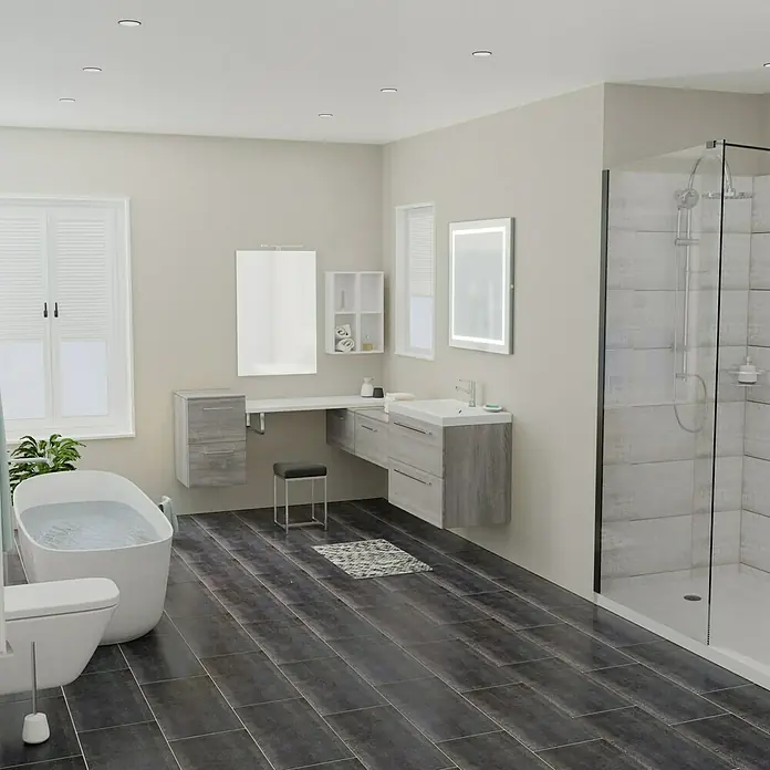Camargue Espacio Badmöbel-Set X23 - Faro - Ein Badezimmer mit Waschtisch, Spiegel, Badewanne und Dusche. Die grauen Holzböden und Fliesen verleihen dem Raum eine moderne Atmosphäre.