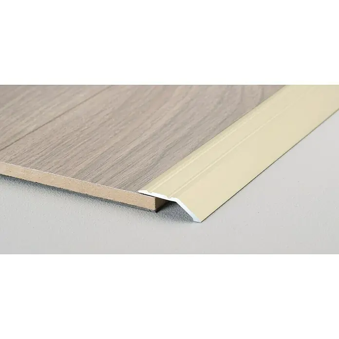 LOGOCLIC Abschlussprofil 146 - Sahara, 0,9 m x 32 mm, Montageart: Kleben - Nahaufnahme einer Bodenübergangsleiste, die zwischen einem Holzboden und einem anderen Bodenbelag angebracht ist, um einen nahtlosen Übergang zu schaffen.