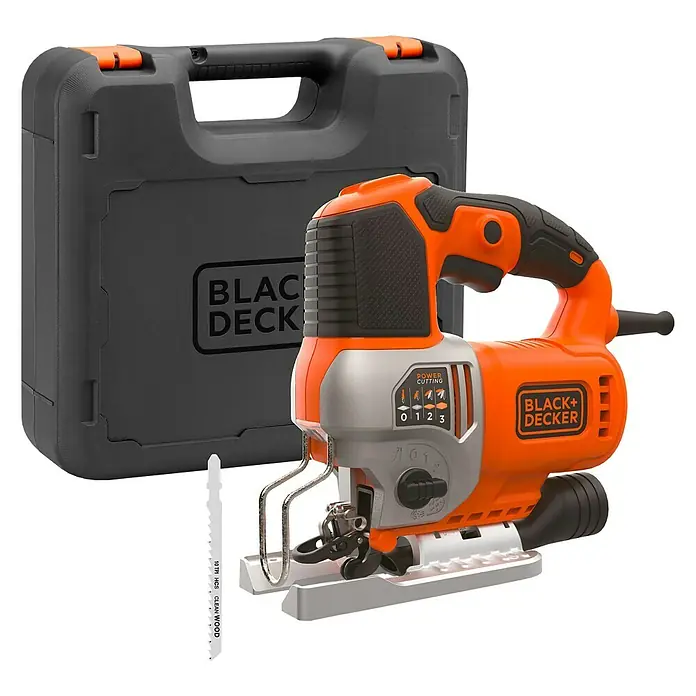 Black+Decker Sierra de calar eléctrica BES610K-QS - 1.000 /min - 3.100 /min, 90 mm - Imagen de una sierra de calar Black+Decker con accesorios en un estuche, ideal para trabajos de madera precisos y proyectos de bricolaje.