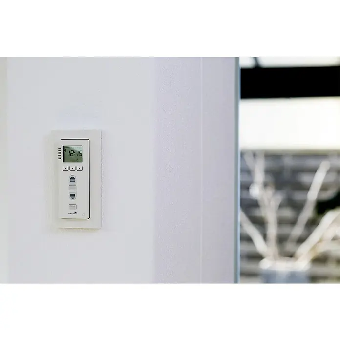 Schellenberg Temporizador inalámbrico Premium - Sistemas soportados: Sistema Smart Home Schellenberg, Apto para: 25 motores telecontrolados - Control blanco de persiana enrollable en pared con pantalla digital que muestra "12:15".
