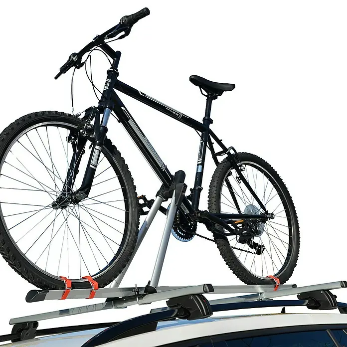 Fischer Dachträger TopLine L - Traglast: 90 kg, L x B x H: 119 x 14,5 x 7,5 cm - Ein schwarzes Mountainbike ist auf einem silbernen Dachträger eines weißen Autos befestigt. Sicher für den Transport.