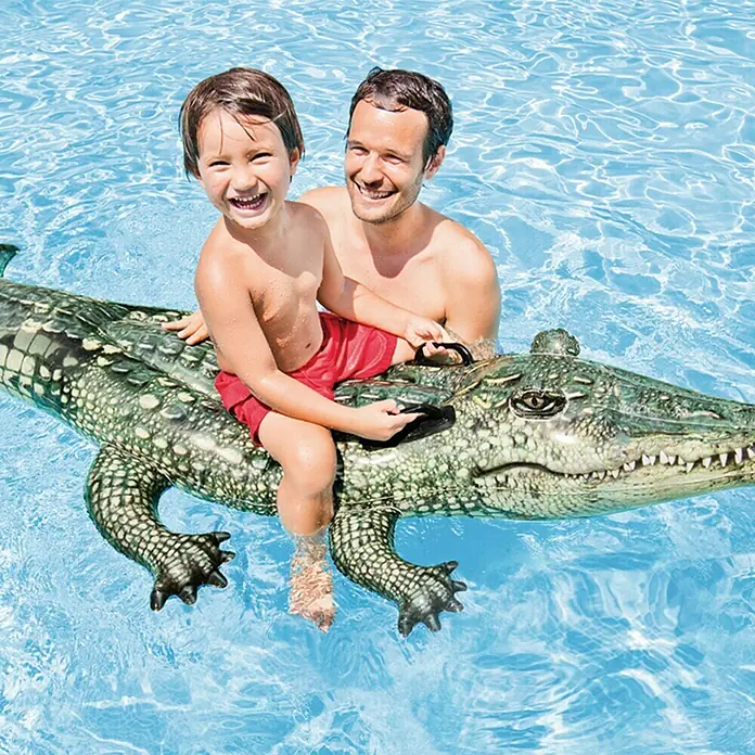 Intex Animal acuático Cocodrilo - 170 x 86 x 20 cm, Plástico, Verde - Un padre y su hijo disfrutan del verano en un flotador de piscina de cocodrilo inflable en el agua refrescante.