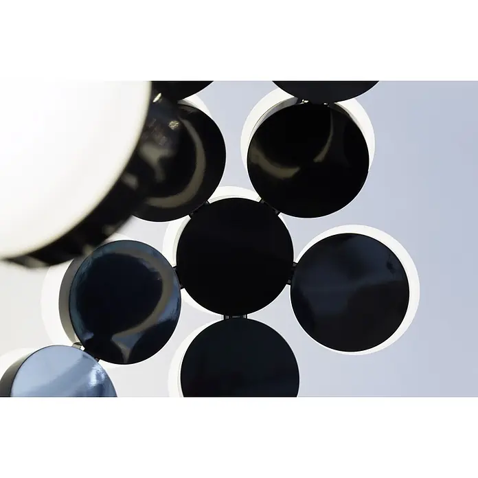 Artemide LED-Pendelleuchte Scopas - Höhe: 255 cm - Nahaufnahme einer modernen Deckenleuchte mit schwarzen Kreisen und weißer Beleuchtung. Das auffällige Designelement ist ein echter Hingucker.