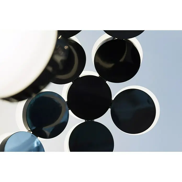 Artemide LED-Pendelleuchte Scopas - Höhe: 255 cm - Nahaufnahme einer modernen Deckenleuchte mit schwarzen Kreisen und weißer Beleuchtung. Das auffällige Designelement ist ein echter Hingucker.