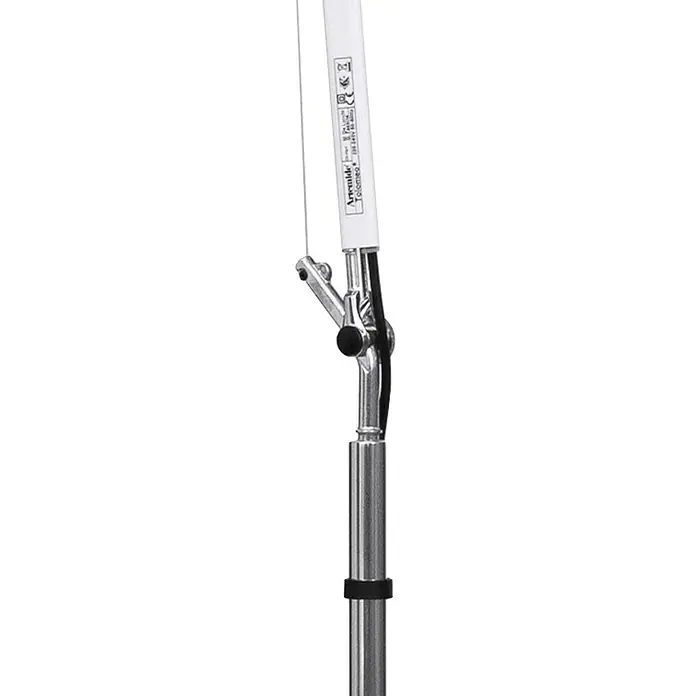 Artemide Stehleuchte Tolomeo Terra - Höhe: 226 cm, Farbe Gehäuse: Silber, Weiß - Detailaufnahme einer Stehleuchte. Die Leuchte besticht durch ihr schlankes Design und die hochwertige Verarbeitung der Metallelemente.